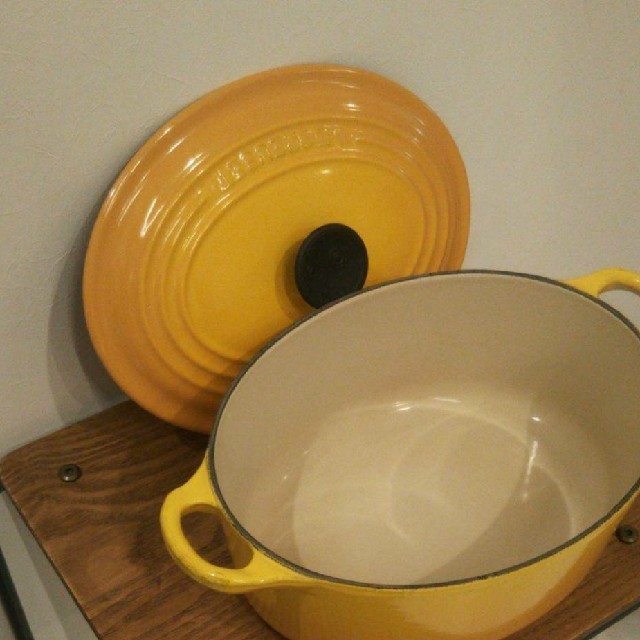 LE CREUSET(ルクルーゼ)のココットオーバル 23 ディジョンイエロー   ル・クルーゼ ル・クルーゼ 鍋 インテリア/住まい/日用品のキッチン/食器(鍋/フライパン)の商品写真