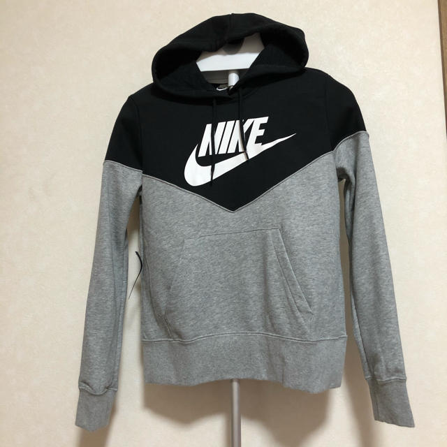 NIKE(ナイキ)の《新品未使用》ナイキ レディース パーカー Mサイズ レディースのトップス(パーカー)の商品写真