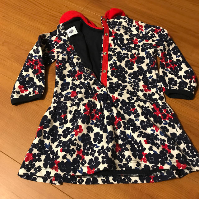 PETIT BATEAU(プチバトー)のプチバトー　総柄ワンピース　サイズ18M/81cm キッズ/ベビー/マタニティのベビー服(~85cm)(ワンピース)の商品写真