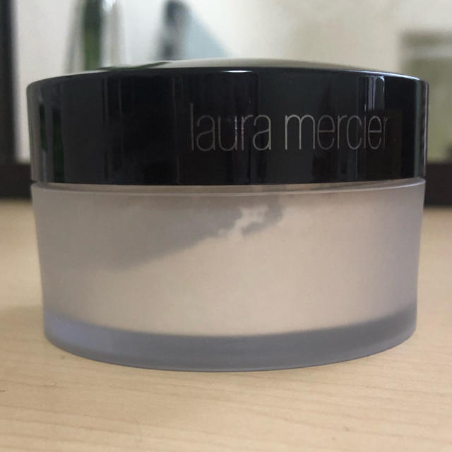 laura mercier(ローラメルシエ)のローラメルシエ ルースセッティングパウダー トランスルーセント パフ付き コスメ/美容のベースメイク/化粧品(フェイスパウダー)の商品写真