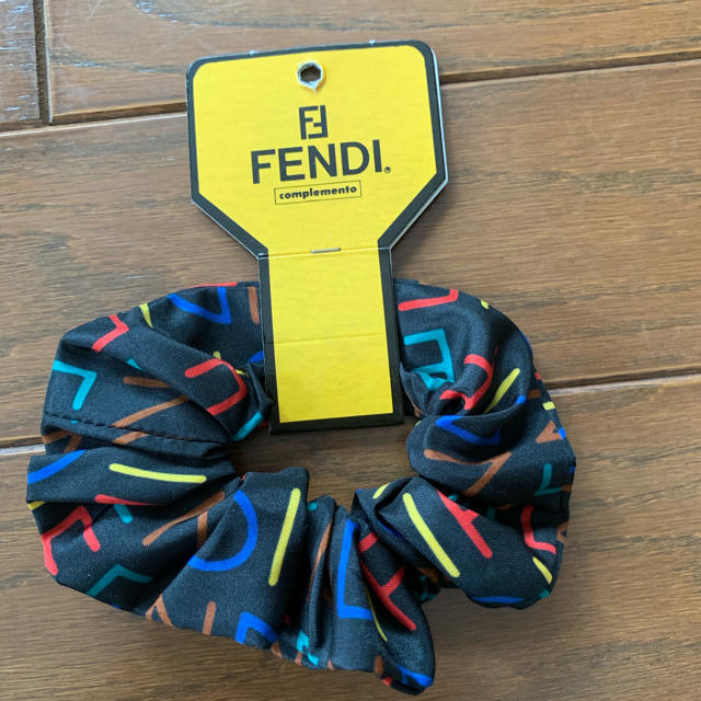 FENDI(フェンディ)のFENDI シュシュ〜未使用〜 レディースのヘアアクセサリー(ヘアゴム/シュシュ)の商品写真