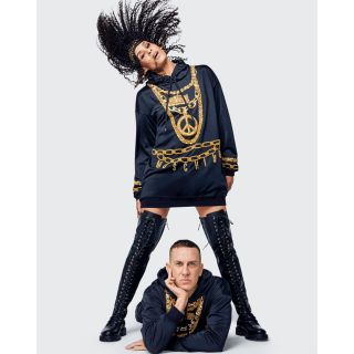 エイチアンドエム(H&M)の【H＆M × MOSCHINO】パーカーワンピース(パーカー)