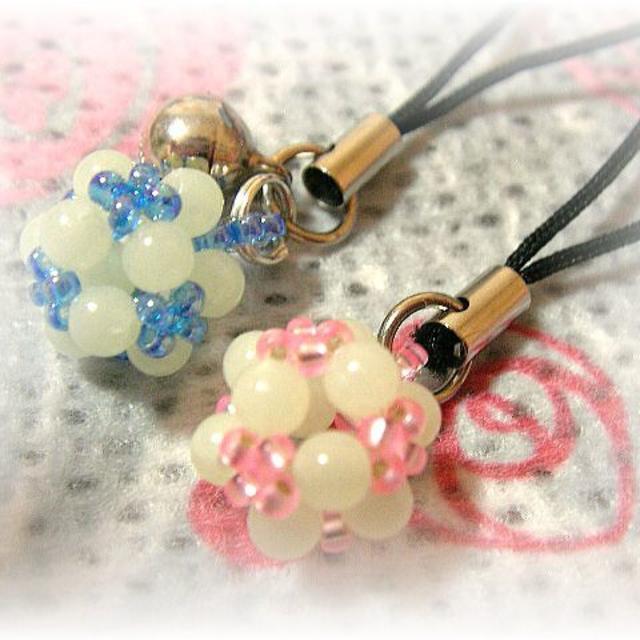 * handmade *　蓄光ビーズボールのストラップ♡2個セット② ハンドメイドのスマホケース/アクセサリー(スマホストラップ/チャーム)の商品写真