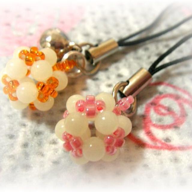 * handmade *　蓄光ビーズボールのストラップ♡2個セット③ ハンドメイドのスマホケース/アクセサリー(スマホストラップ/チャーム)の商品写真