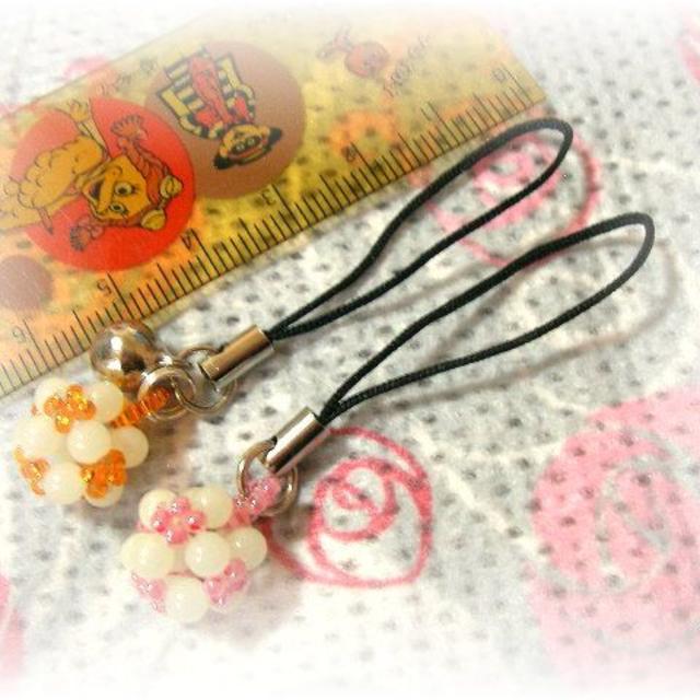 * handmade *　蓄光ビーズボールのストラップ♡2個セット③ ハンドメイドのスマホケース/アクセサリー(スマホストラップ/チャーム)の商品写真