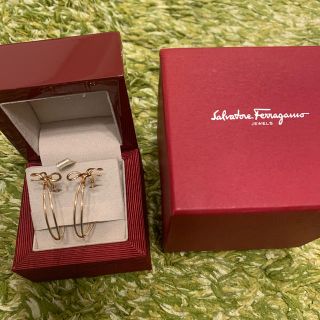 サルヴァトーレフェラガモ(Salvatore Ferragamo)のフェラガモ　18金　リボンフープピアス(ピアス)