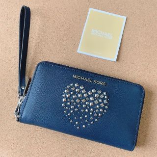 マイケルコース(Michael Kors)のマイケルコース　新品　ストラップ付き　長財布　ハート　スタッズデザイン　ネイビー(財布)