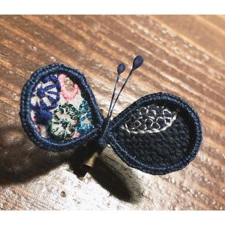 ミナペルホネン(mina perhonen)のちょうちょブローチ  立体刺繍ブローチ(ブローチ/コサージュ)