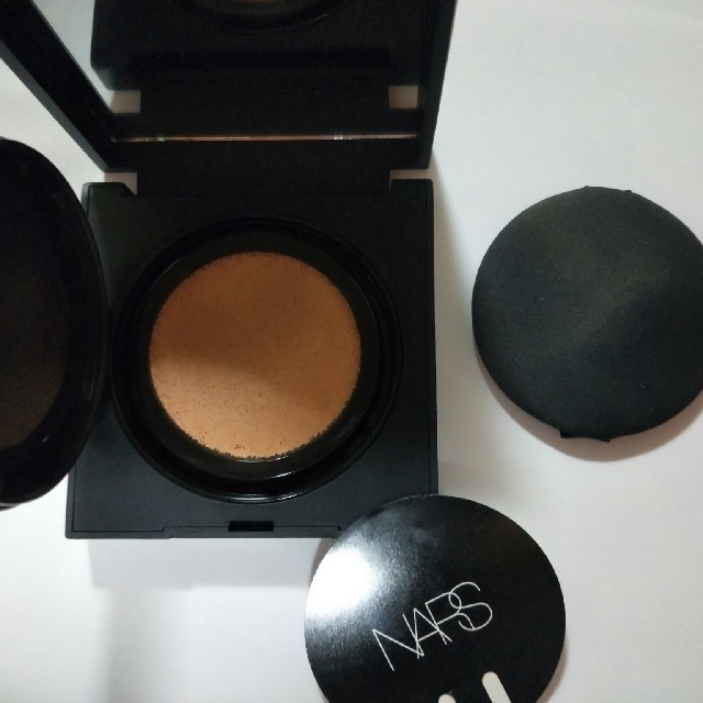 NARS(ナーズ)のNARS　クッションファンデ　5879　ケース付き コスメ/美容のベースメイク/化粧品(ファンデーション)の商品写真