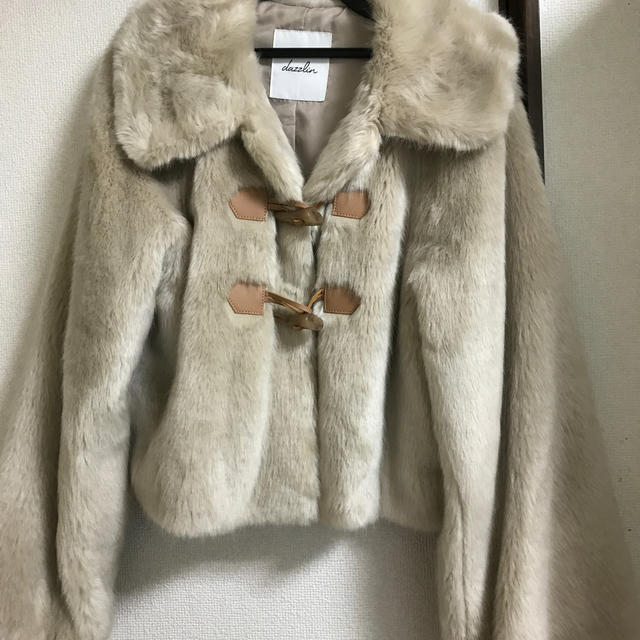 dazzlin(ダズリン)のダズリン トグルボタンファーショートコート ベージュ レディースのジャケット/アウター(毛皮/ファーコート)の商品写真