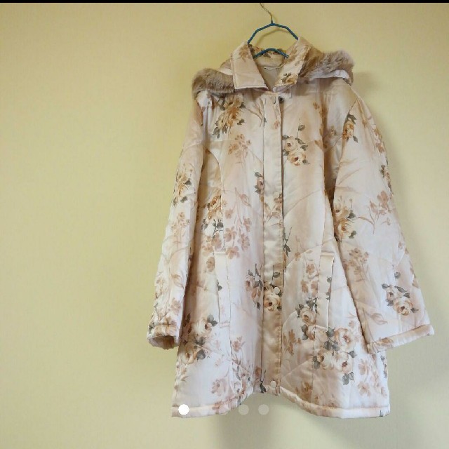 古着屋 ヴィンテージ シルク 花柄 中綿コート レディースのジャケット/アウター(ダウンコート)の商品写真