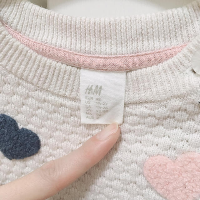 H&M(エイチアンドエム)のH&M ハートセーター 90 キッズ/ベビー/マタニティのキッズ服女の子用(90cm~)(ニット)の商品写真