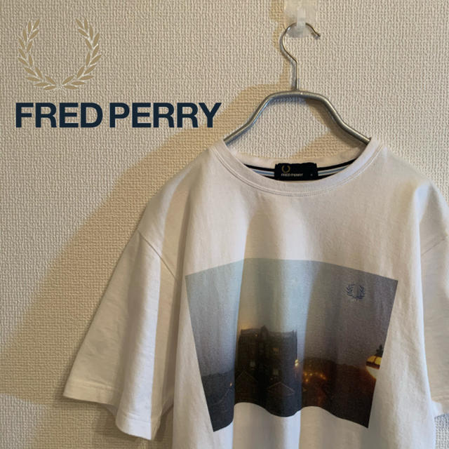 FRED PERRY(フレッドペリー)の希少　フレッドペリー　半袖　ワンポイント　古着　コラボ　ウツノミヤアカネ　S メンズのトップス(Tシャツ/カットソー(半袖/袖なし))の商品写真