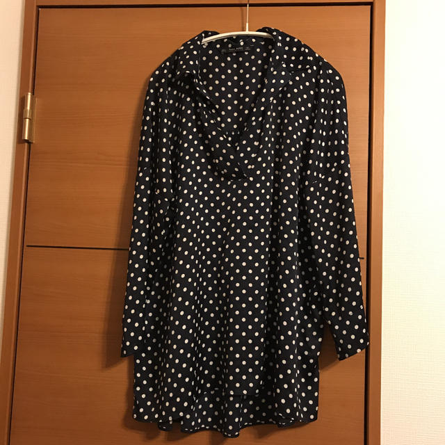 ZARA(ザラ)のzara 水玉　ドット柄ブラウス　Lサイズ　ネイビー レディースのトップス(シャツ/ブラウス(長袖/七分))の商品写真