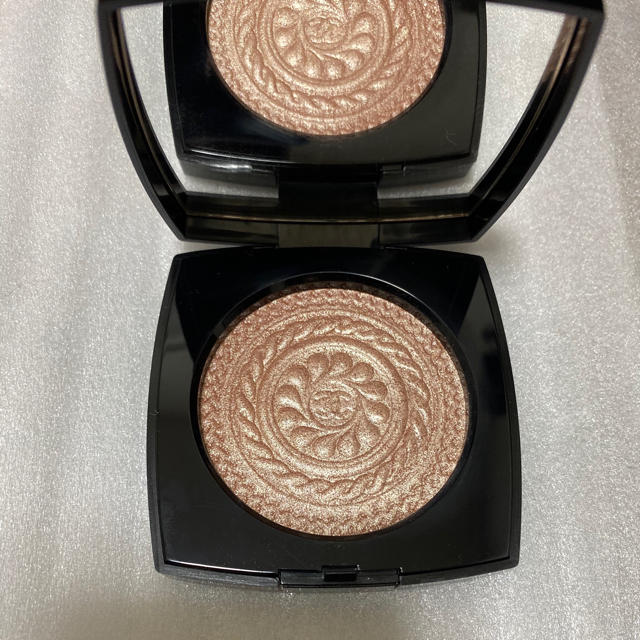 CHANEL(シャネル)のCHANEL 2019年ホリデー限定　フェイスパウダー コスメ/美容のベースメイク/化粧品(フェイスパウダー)の商品写真