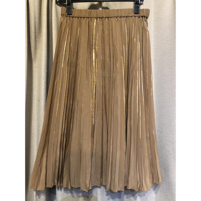 FRAY I.D(フレイアイディー)のフレイアイディー購入　プリーツ  箔　ベージュ　スカート レディースのスカート(ひざ丈スカート)の商品写真
