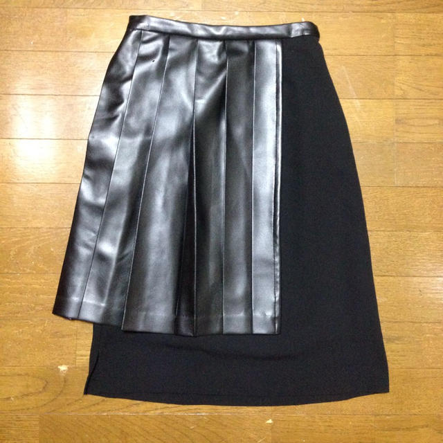 l'atelier du savon(アトリエドゥサボン)のアシメプリーツスカート レディースのスカート(ひざ丈スカート)の商品写真