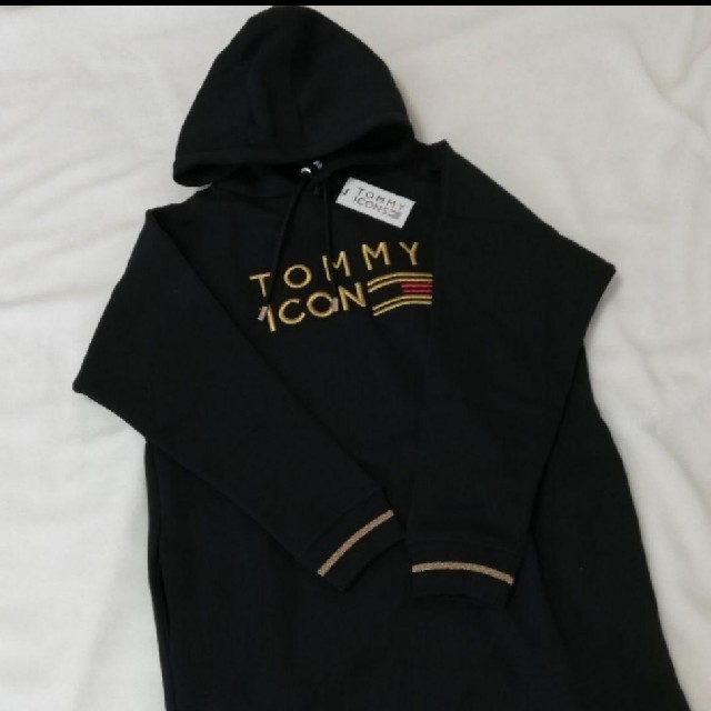 TOMMY HILFIGER(トミーヒルフィガー)の【1点のみ】新品未使用tommy Icons ロゴ入りスウェットワンピ レディースのトップス(トレーナー/スウェット)の商品写真