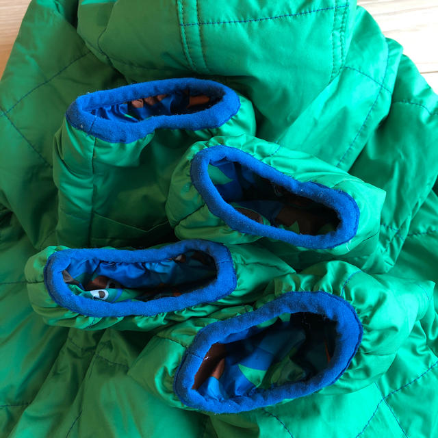 patagonia(パタゴニア)のpatagonia ベビー　リバーシブル　パフボール　バンティング　アウター キッズ/ベビー/マタニティのベビー服(~85cm)(ジャケット/コート)の商品写真