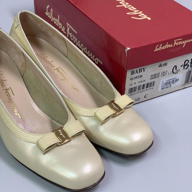 Salvatore Ferragamo(サルヴァトーレフェラガモ)の美品　フェラガモ  Baby Vara パンプス　7 1/2C レディースの靴/シューズ(ハイヒール/パンプス)の商品写真