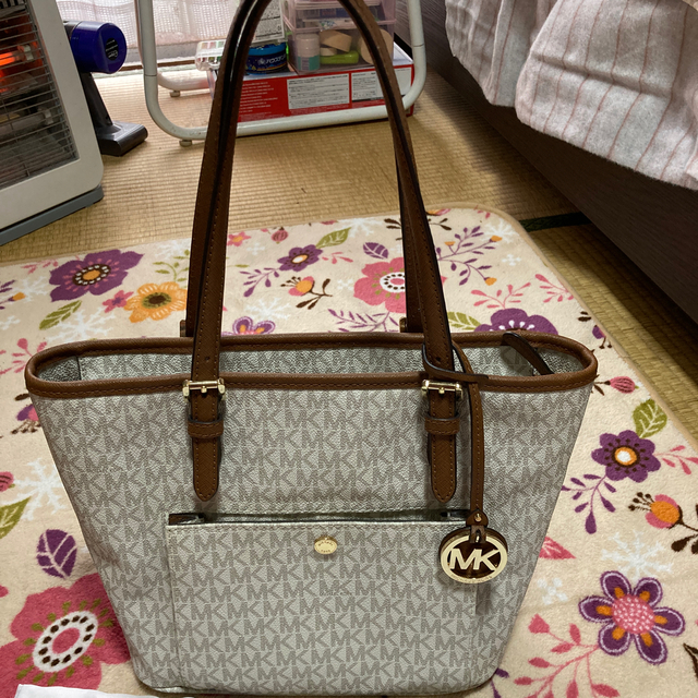 Michael Kors(マイケルコース)のMKトートバック☆チャーム付き レディースのバッグ(トートバッグ)の商品写真