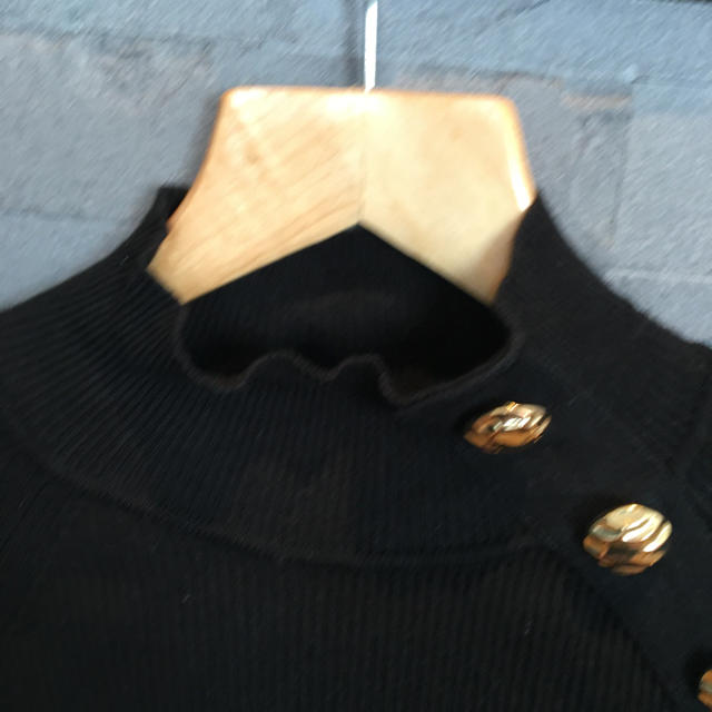 ZARA(ザラ)のzara ゴールド釦付きセーター レディースのトップス(ニット/セーター)の商品写真