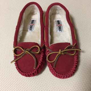 ミネトンカ(Minnetonka)の 美品 ミネトンカ キャリースリッパー モカシン ボア 赤(スリッポン/モカシン)