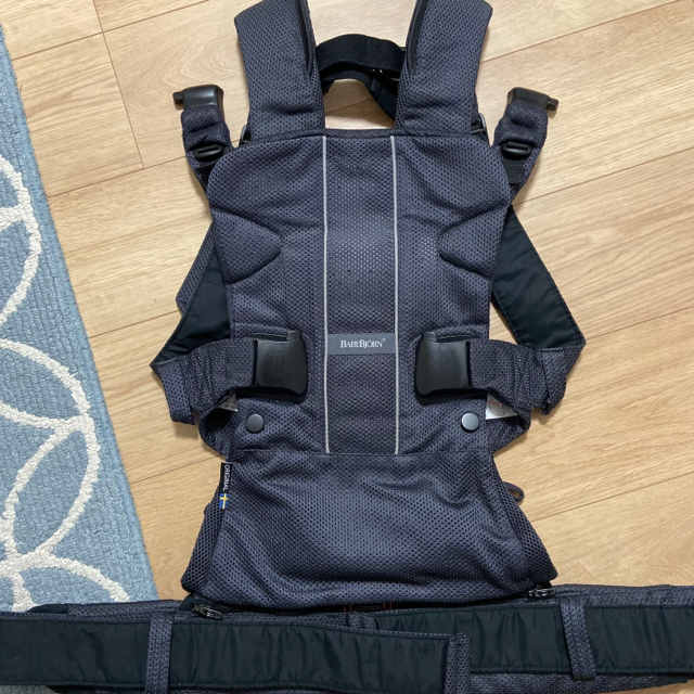 BABYBJORN(ベビービョルン)の＊値下げ＊美品＊ベビービョルン ベビーキャリアone+Airよだれパットセット キッズ/ベビー/マタニティの外出/移動用品(抱っこひも/おんぶひも)の商品写真