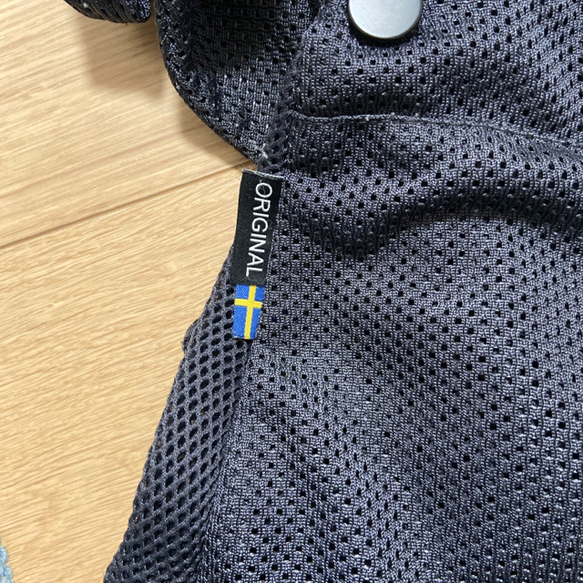 BABYBJORN(ベビービョルン)の＊値下げ＊美品＊ベビービョルン ベビーキャリアone+Airよだれパットセット キッズ/ベビー/マタニティの外出/移動用品(抱っこひも/おんぶひも)の商品写真