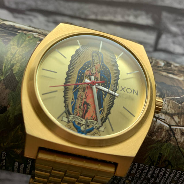 状態は写真を参考にしてくださいnixon santa cruz 腕時計 ゴールド 状態は写真を参考にしてくださいnixon santa cruz 腕時計 ゴールド