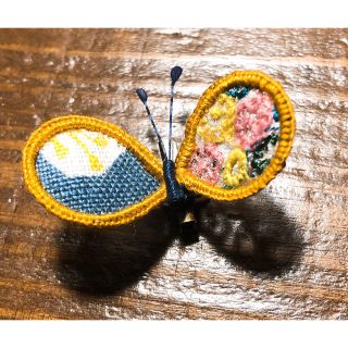 ミナペルホネン(mina perhonen)のちょうちょブローチ 立体刺繍ブローチ(ブローチ/コサージュ)