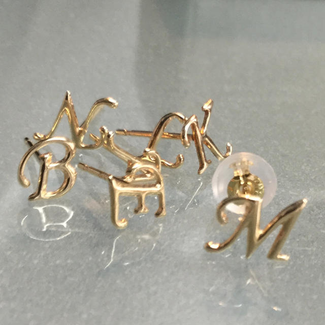 超激得SALE 新品 K18イニシャルピアス お好きな2個 1個購入よりお得
