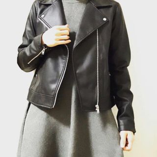 ユニクロ(UNIQLO)の黒ライダース(ライダースジャケット)