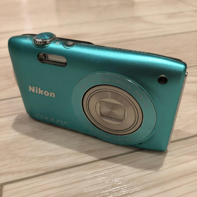 Nikon(ニコン)のNiKon COOLPIX S3300 スマホ/家電/カメラのカメラ(コンパクトデジタルカメラ)の商品写真