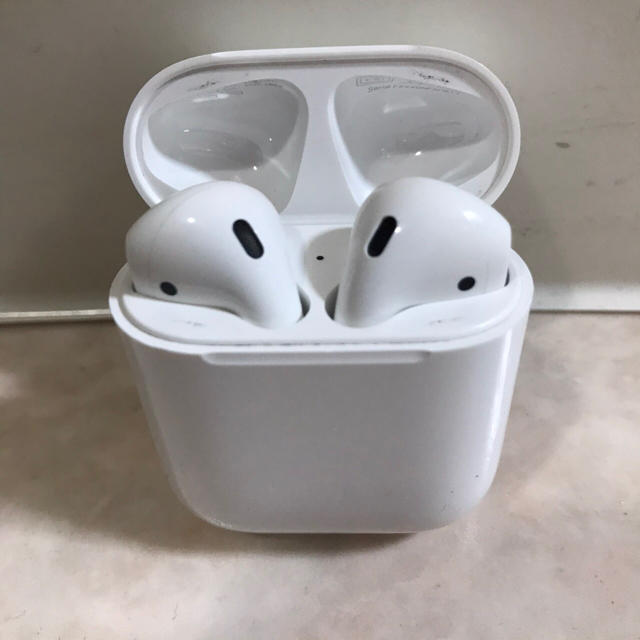 Apple(アップル)のairpods スマホ/家電/カメラのオーディオ機器(ヘッドフォン/イヤフォン)の商品写真