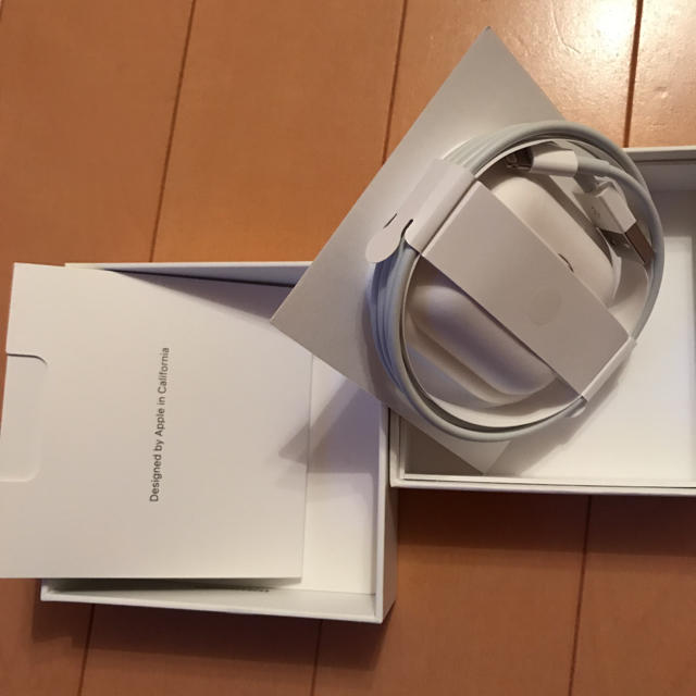 Apple(アップル)のairpods スマホ/家電/カメラのオーディオ機器(ヘッドフォン/イヤフォン)の商品写真