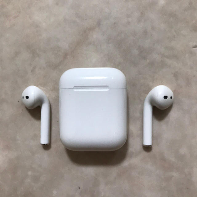 Apple(アップル)のairpods スマホ/家電/カメラのオーディオ機器(ヘッドフォン/イヤフォン)の商品写真