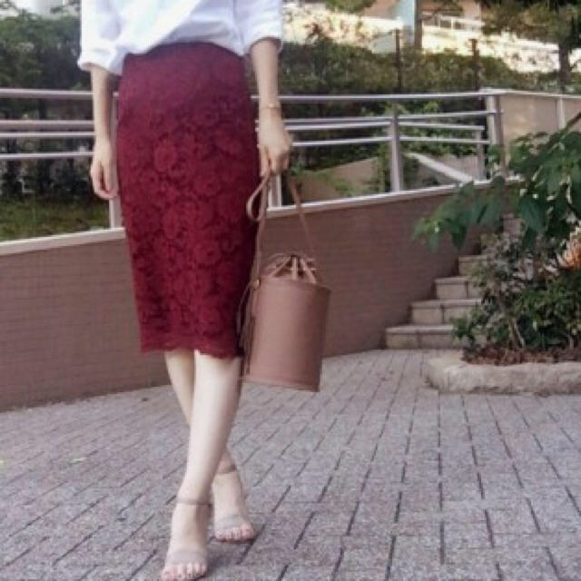 GU(ジーユー)のGU レーススカート  ワインレッド　M レディースのスカート(ひざ丈スカート)の商品写真