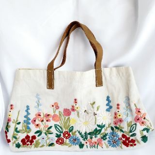 キャスキッドソン(Cath Kidston)の【レア英国刺繍の愛らしさ】キャス・キッドソン　お花畑の刺繍コットントート(トートバッグ)