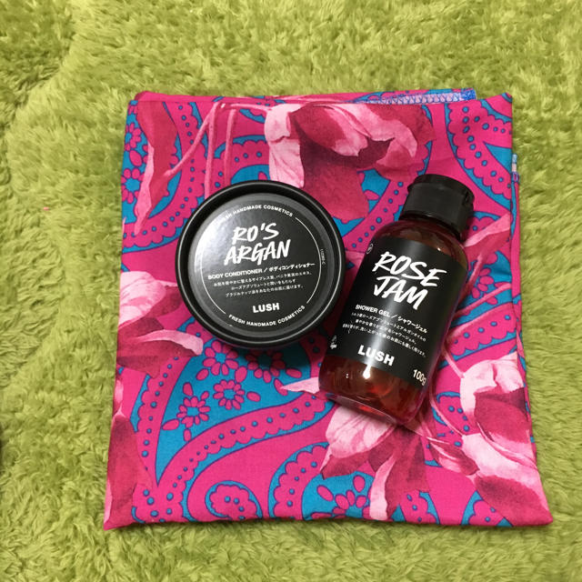 LUSH(ラッシュ)のLUSHセット風呂敷つき コスメ/美容のボディケア(入浴剤/バスソルト)の商品写真