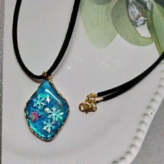 【おまけでチャーム付き】レジン　ペンダント　雪の結晶　ブルー(ネックレス)