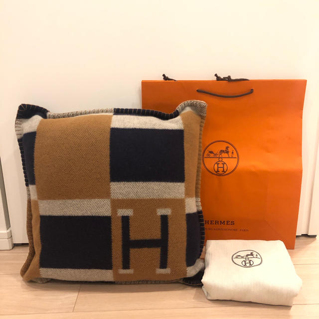 Hermes(エルメス)の【Hermes/エルメス】新作クッション★Avalon Bayadere★新品 インテリア/住まい/日用品のインテリア小物(クッション)の商品写真