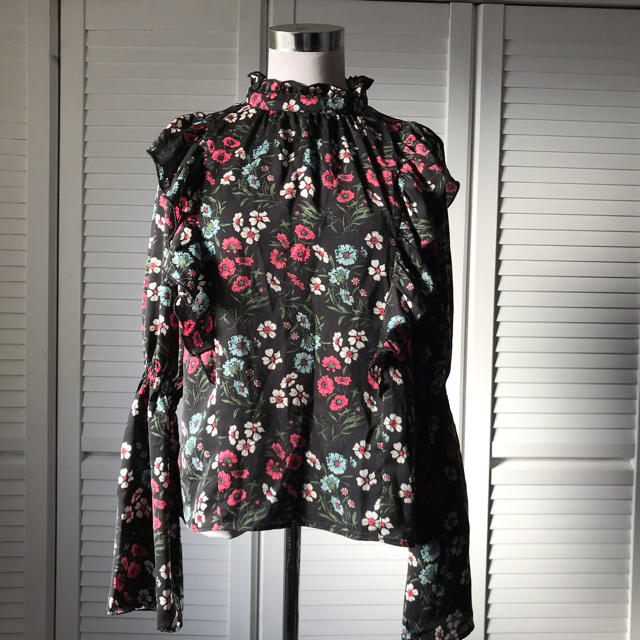 w closet(ダブルクローゼット)の美品　W closet 花柄　フリルスタンドカラー　ブラウス レディースのトップス(シャツ/ブラウス(長袖/七分))の商品写真