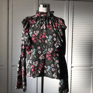 ダブルクローゼット(w closet)の美品　W closet 花柄　フリルスタンドカラー　ブラウス(シャツ/ブラウス(長袖/七分))