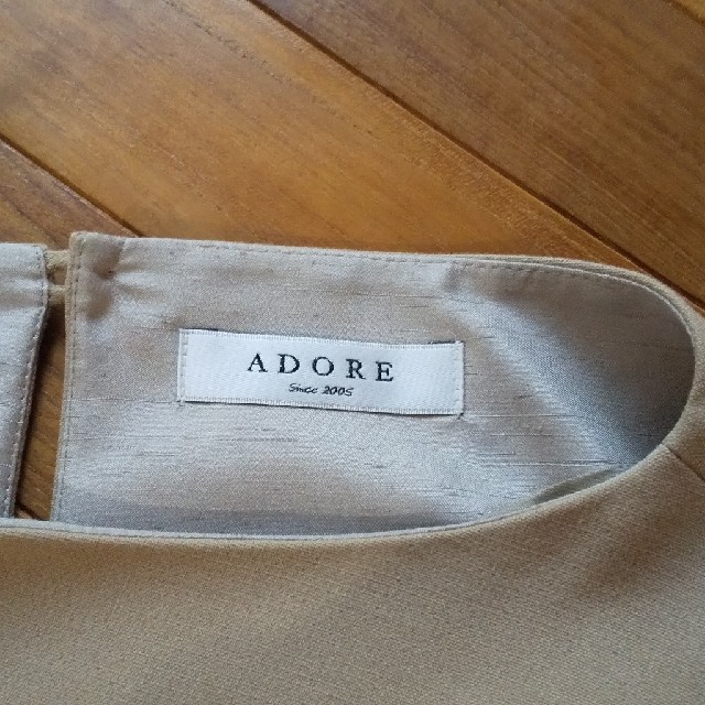 ADORE(アドーア)の【専用です】ADORE ベージュ プルオーバー レディースのトップス(シャツ/ブラウス(長袖/七分))の商品写真