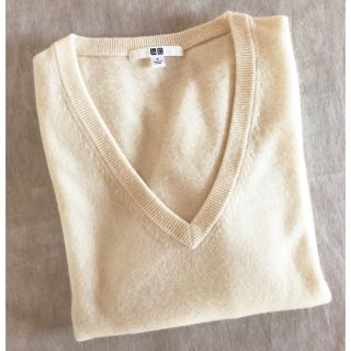 ユニクロ(UNIQLO)の☆UNIQLOユニクロ☆カシミヤVネック セーター♪未使用品(ニット/セーター)