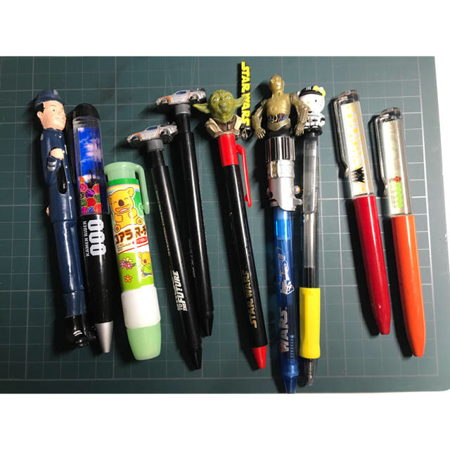 インクがきれたボールペンと、消しゴム インテリア/住まい/日用品の文房具(ペン/マーカー)の商品写真