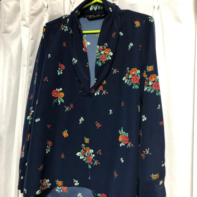 ZARA(ザラ)の花柄シャツ レディースのトップス(シャツ/ブラウス(長袖/七分))の商品写真