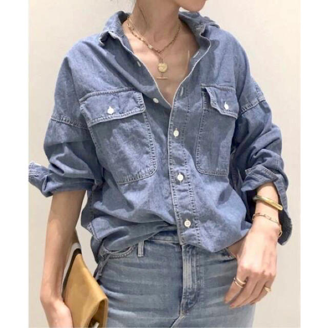 L'Appartement DEUXIEME CLASSE(アパルトモンドゥーズィエムクラス)のアパルトモン　REMI RELIEF CHAMBRAY シャツ　ブルー レディースのトップス(シャツ/ブラウス(長袖/七分))の商品写真