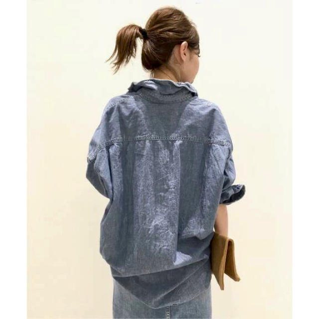 L'Appartement DEUXIEME CLASSE(アパルトモンドゥーズィエムクラス)のアパルトモン　REMI RELIEF CHAMBRAY シャツ　ブルー レディースのトップス(シャツ/ブラウス(長袖/七分))の商品写真